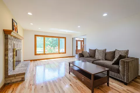Living - 836 Kent Cir, Bartlett, IL 60103 photo 2 of 7