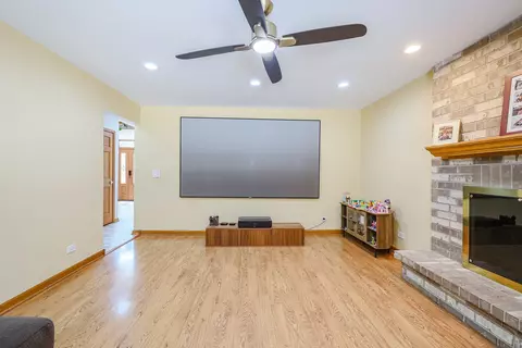 Living - 836 Kent Cir, Bartlett, IL 60103 photo 6 of 7