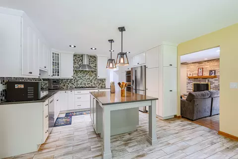 Kitchen - 836 Kent Cir, Bartlett, IL 60103 photo 9 of 10