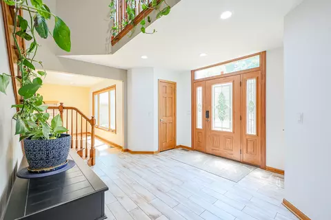 Entry Way - 836 Kent Cir, Bartlett, IL 60103 photo 3 of 7
