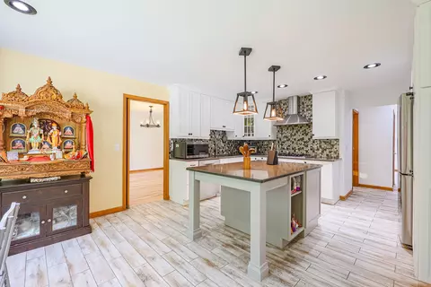 Kitchen - 836 Kent Cir, Bartlett, IL 60103 photo 10 of 10
