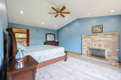 Bedroom - 836 Kent Cir, Bartlett, IL 60103 photo 8 of 10
