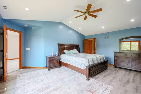 Bedroom - 836 Kent Cir, Bartlett, IL 60103 photo 9 of 10