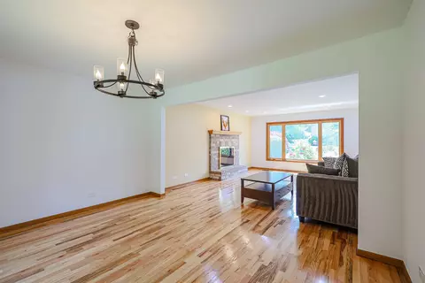 Living - 836 Kent Cir, Bartlett, IL 60103 photo 4 of 7