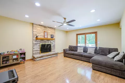 Living - 836 Kent Cir, Bartlett, IL 60103 photo 5 of 7