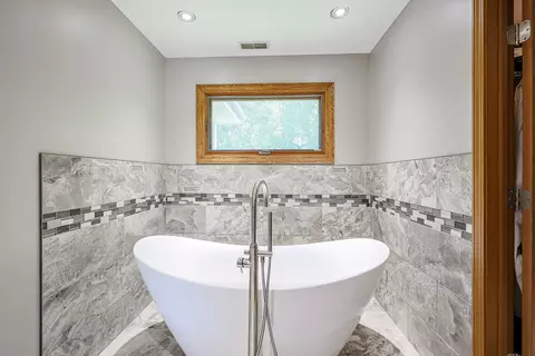 Bath - 836 Kent Cir, Bartlett, IL 60103 photo 3 of 6
