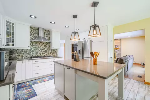 Kitchen - 836 Kent Cir, Bartlett, IL 60103 photo 7 of 10