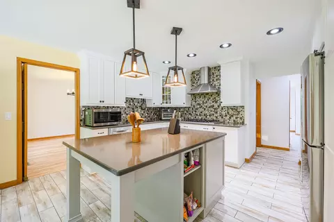Kitchen - 836 Kent Cir, Bartlett, IL 60103 photo 8 of 10