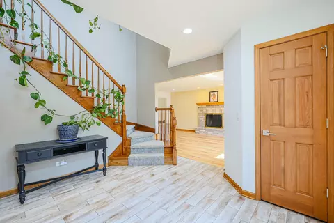 Entry Way - 836 Kent Cir, Bartlett, IL 60103 photo 1 of 7