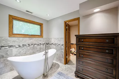 Bath - 836 Kent Cir, Bartlett, IL 60103 photo 4 of 6