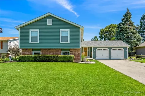 402 Kensington Dr, Mchenry, IL 60050
