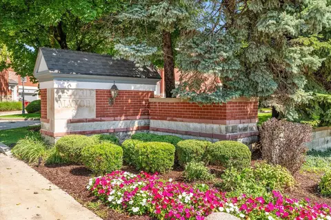 3 Manchester Ln, Elmhurst, IL 60126