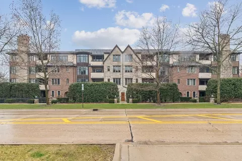 1600 Green Bay Rd #201, Highland Park, IL 60035