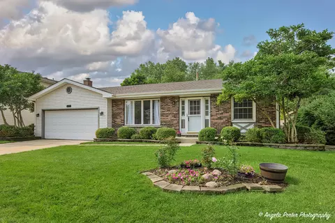 5205 Springdale Ln, Mchenry, IL 60050