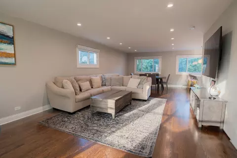 Living - 1801 N Beech Rd, Mount Prospect, IL 60056 photo 3 of 4