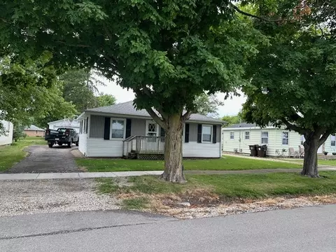 311 N 1st St, Fisher, IL 61843