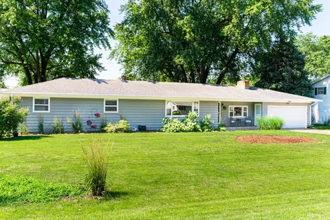 166 Alfred Dr, Sycamore, IL 60178
