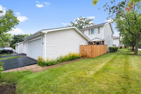 1 Bittersweet Ct, Woodridge, IL 60517