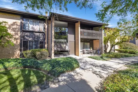 6153 Knoll Way Dr #103, Willowbrook, IL 60527 photo 2