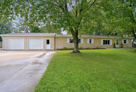 1207 Rolling Hills Dr, Mahomet, IL 61853