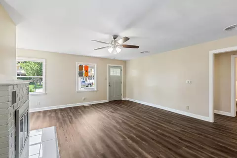 Living - 467 N Spring St, Elgin, IL 60120 photo 3 of 6
