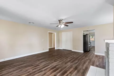 Living - 467 N Spring St, Elgin, IL 60120 photo 4 of 6