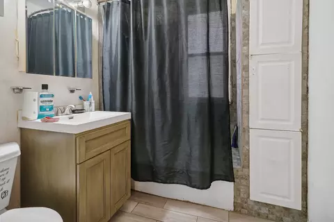 Bath - 7041 S Carpenter St, Chicago, IL 60621 photo 1 of 3