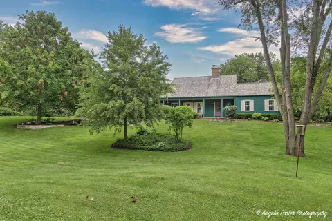 910 Locust Ln, Woodstock, IL 60098