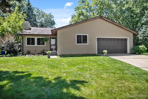 30 W121 Glenhurst Ct, Warrenville, IL 60555
