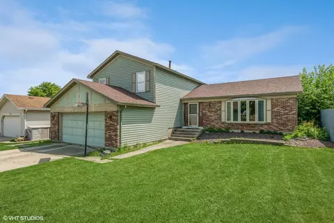 1933 Slayton Ln, Glendale Heights, IL 60139