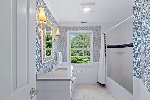 Bath - 1101 Golfview Rd, Glenview, IL 60025 photo 5 of 6