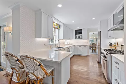 Kitchen - 1101 Golfview Rd, Glenview, IL 60025 photo 2 of 5