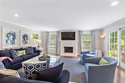Living - 1101 Golfview Rd, Glenview, IL 60025 photo 6 of 7