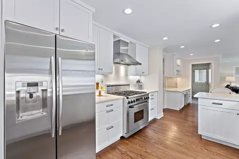 Kitchen - 1101 Golfview Rd, Glenview, IL 60025 photo 3 of 5