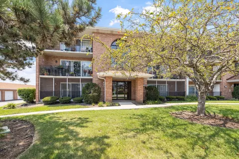 5610 158th St #106, Oak Forest, IL 60452