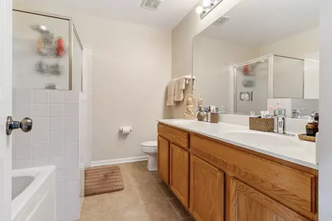 Bath - 810 County Line Rd, Aurora, IL 60502 photo 2 of 3