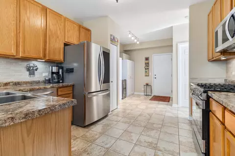 Entry Way - 810 County Line Rd, Aurora, IL 60502 photo 2 of 2