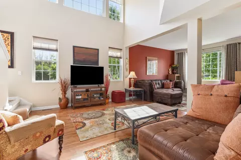 Living - 810 County Line Rd, Aurora, IL 60502 photo 3 of 5