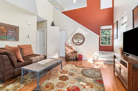 Living - 810 County Line Rd, Aurora, IL 60502 photo 4 of 5