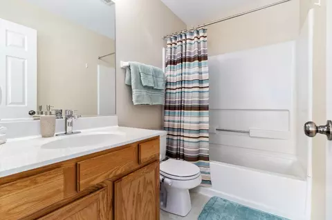 Bath - 810 County Line Rd, Aurora, IL 60502 photo 3 of 3