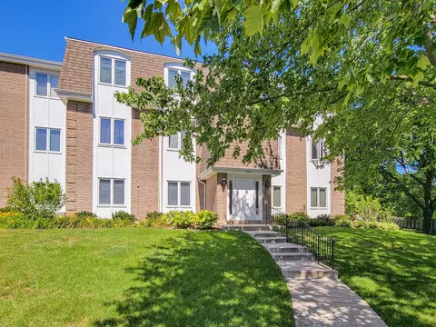 115 E Winchester Rd #F, Libertyville, IL 60048