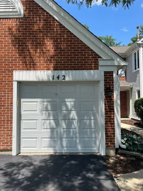 142 Inverness Ct #6, Elk Grove Village, IL 60007