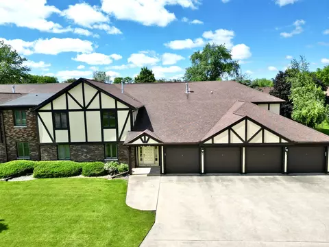 28 Crystal Ct #C-2, Pontiac, IL 61764