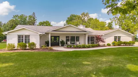 8 Cherrywood Ln, Bloomington, IL 61701