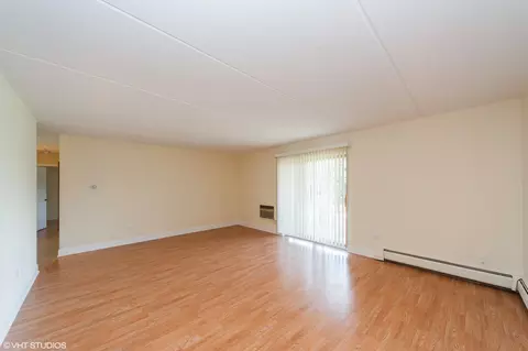 Living - 563 Fairway View Dr #2F, Wheeling, IL 60090 photo 3 of 4