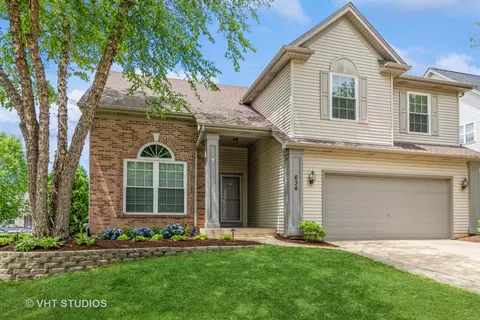 634 E Thornwood Dr, South Elgin, IL 60177
