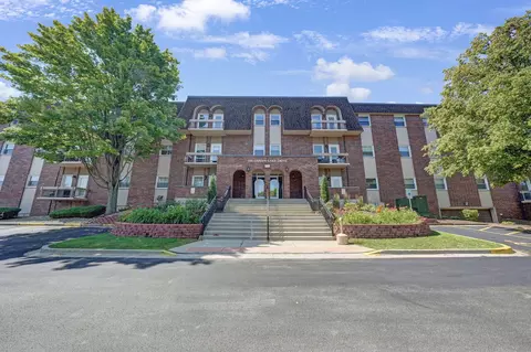 1501 Darien Lake Dr #102, Darien, IL 60561