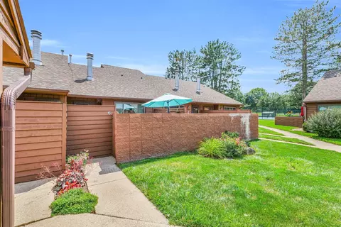 6 Evergreen Sq #6, Savoy, IL 61874