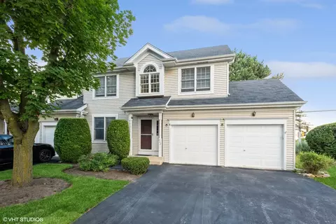 602 Derby Crse #602, Saint Charles, IL 60174