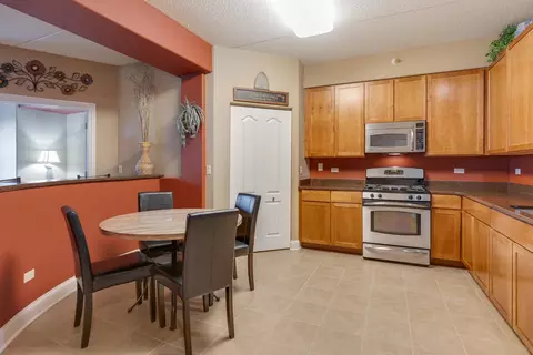 Kitchen - 1 Itasca Pl #411, Itasca, IL 60143 photo 2 of 4